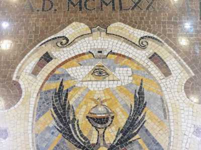 Stupisce per� che il simbolo appaia a volte all�interno dei templi cristiani. Eppure noi abbiamo trovato l�Occhio nella chiesa della Santissima Trinit� e dei Santi Medici di Bari, che si trova di fronte al Castello Svevo. Qui il simbolo esoterico appare su un mosaico pavimentale disegnato negli anni 70-80 dagli artisti Mario e Umberto Colonna 

